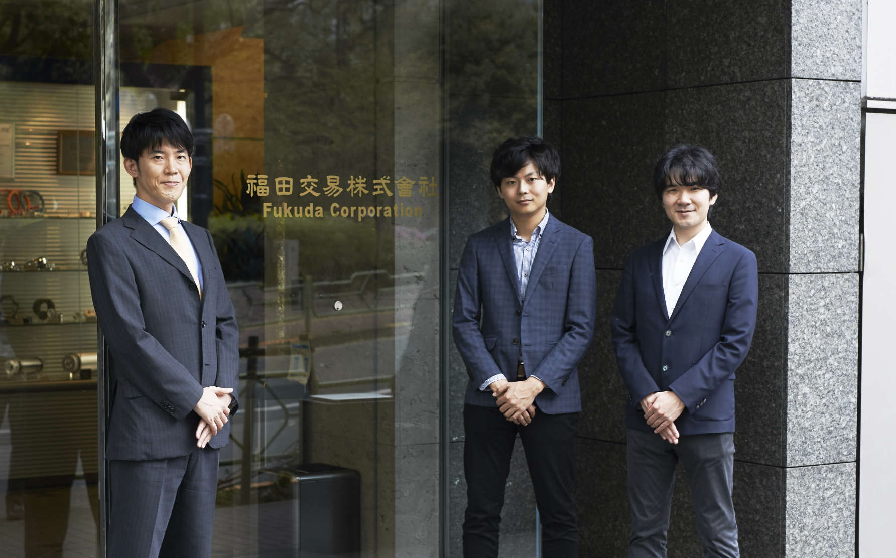 福田交易株式会社の担当者さまとナイルのコンサルタント2人が写った写真