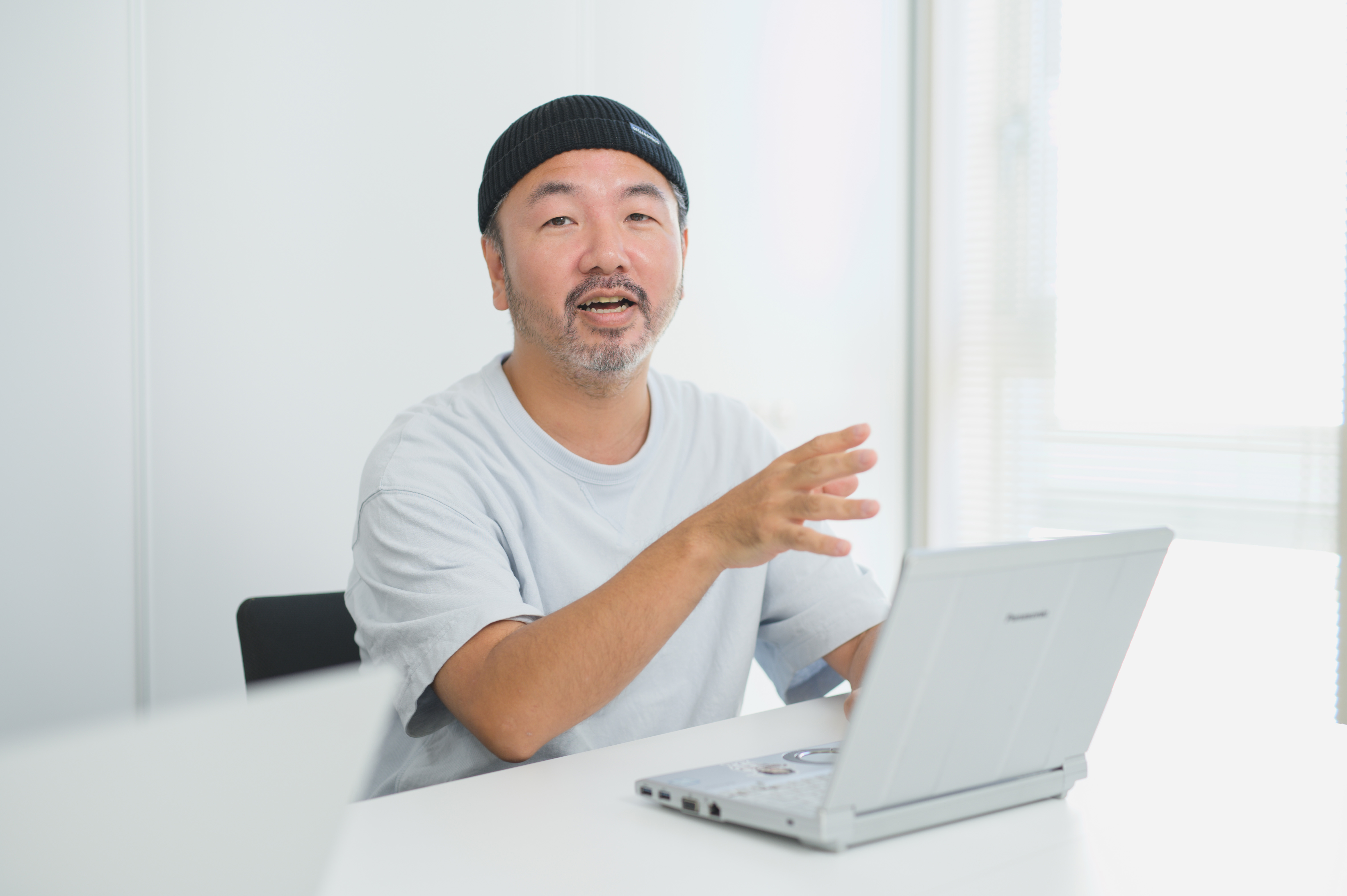 KPI起点で考える伊藤真二氏がノートPC前で語るインタビュー風景