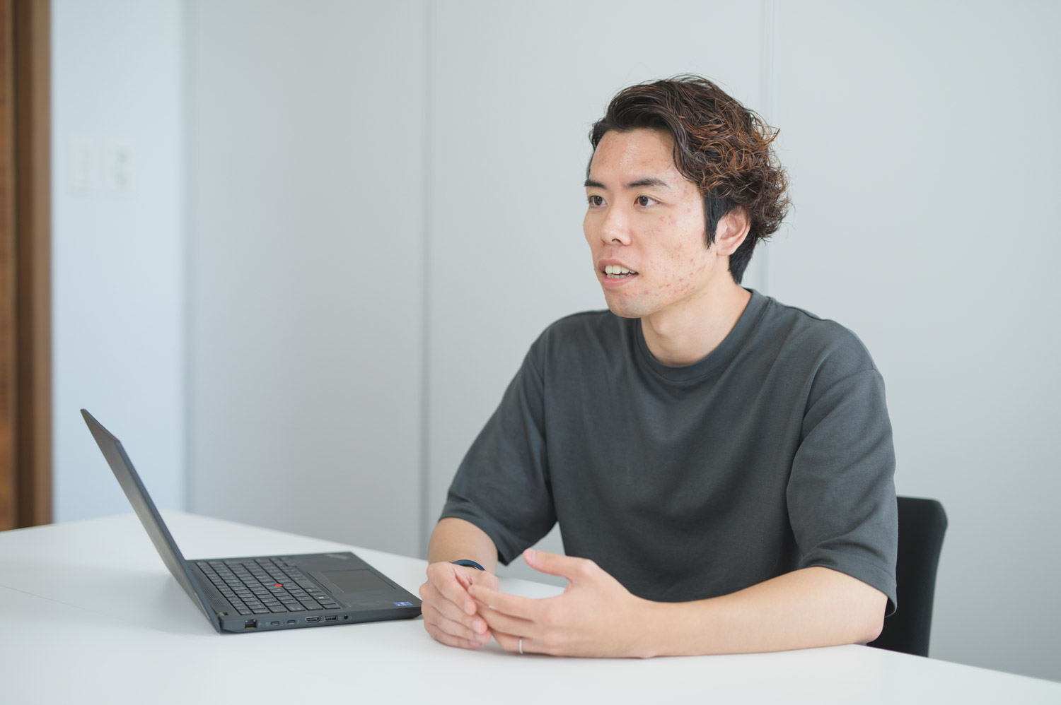 独自性起点で考える編集者がノートPC横で語るインタビュー風景